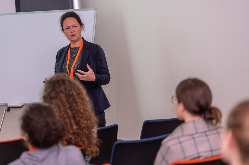 ENABLE_conf's tweet photo. Valerie Teng-Broug from Elsevier gave us some tips about how to write a research paper
#ENABLE22
@ValerieTeng https://t.co/VRCOZ8YFKo