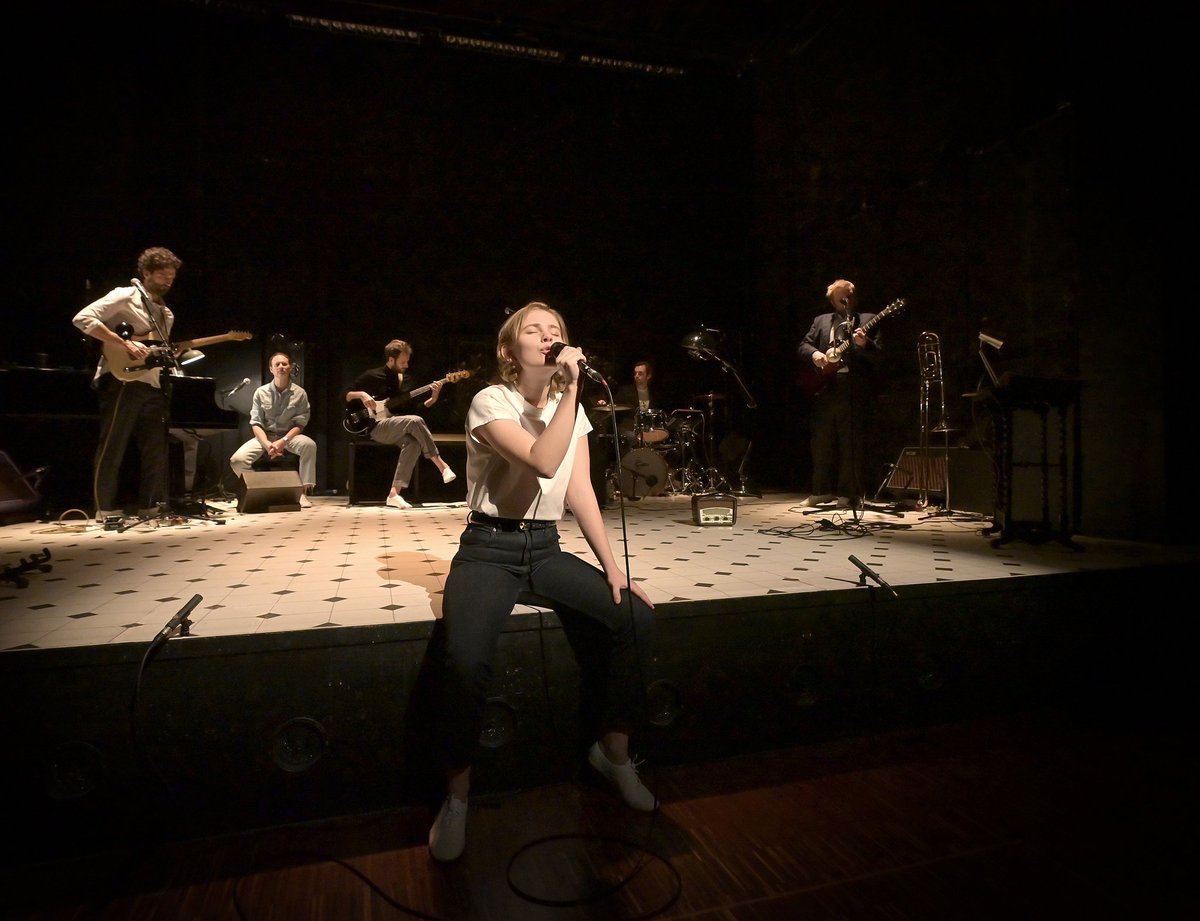 [REPRISE] 
Jeudi 23 novembre à 18h30 c'est la reprise de notre spectacle « Les Serge (Gainsbourg point barre) », adaptation et mise en scène Stéphane Varupenne et Sébastien Pouderoux, du 24 novembre 2022 au 8 janvier 2023 au Studio-Théâtre. 
Photo ©Vincent Pontet