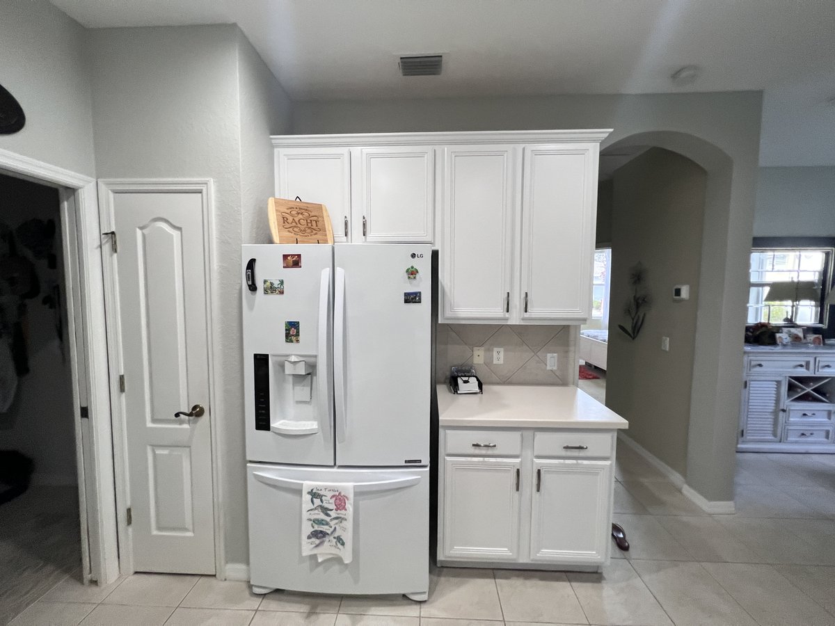 CabinetPaint's tweet photo. How's your Friday going? Well, for this happy #SunCItyCenterFL resident, this Friday is a little bit brighter thanks to this #cabinetpaintingco #beforeandafter success! Our team of trained technicians applied #sherwinwilliams #extrawhite and completely transformed the space. https://t.co/VzL5KXxgXs