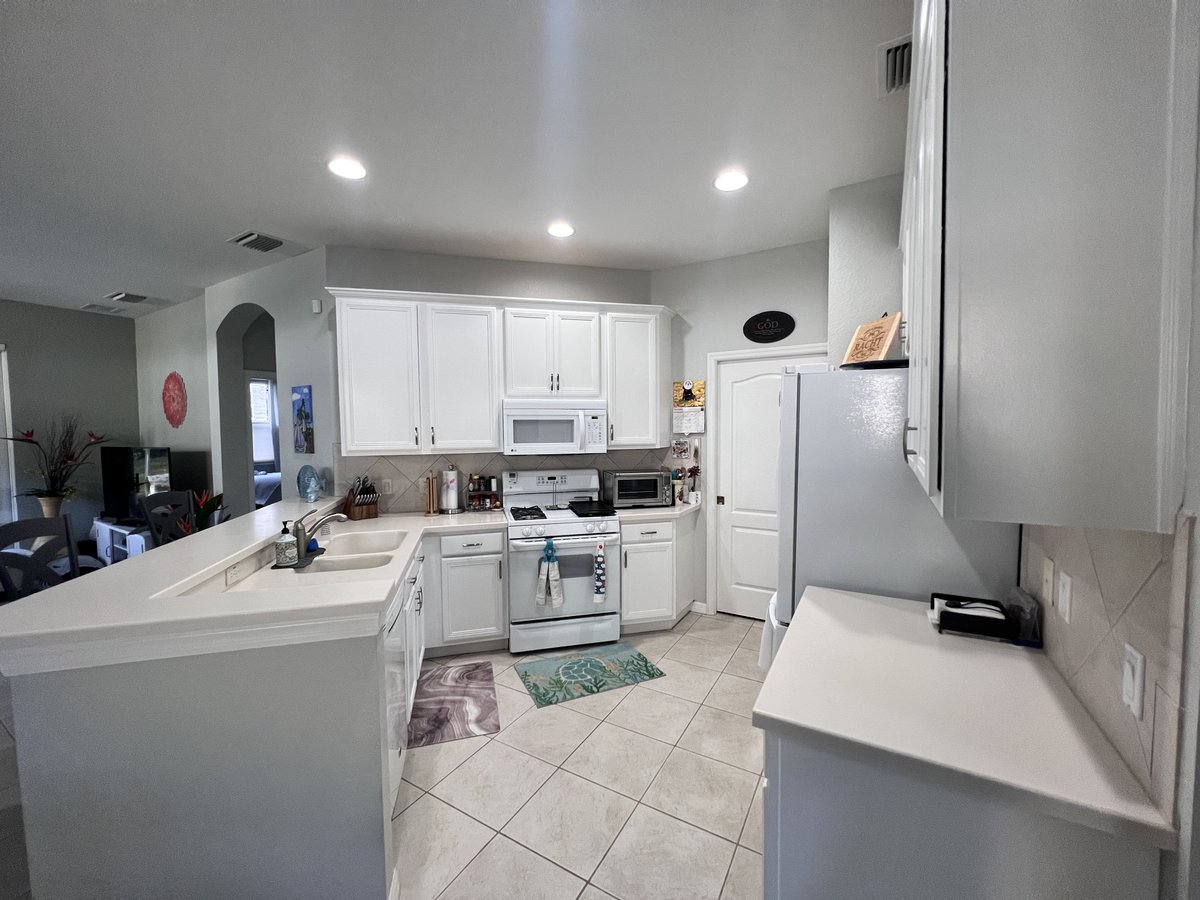 CabinetPaint's tweet photo. How's your Friday going? Well, for this happy #SunCItyCenterFL resident, this Friday is a little bit brighter thanks to this #cabinetpaintingco #beforeandafter success! Our team of trained technicians applied #sherwinwilliams #extrawhite and completely transformed the space. https://t.co/VzL5KXxgXs