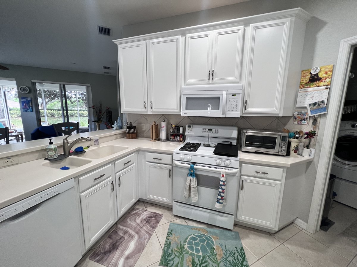 CabinetPaint's tweet photo. How's your Friday going? Well, for this happy #SunCItyCenterFL resident, this Friday is a little bit brighter thanks to this #cabinetpaintingco #beforeandafter success! Our team of trained technicians applied #sherwinwilliams #extrawhite and completely transformed the space. https://t.co/VzL5KXxgXs