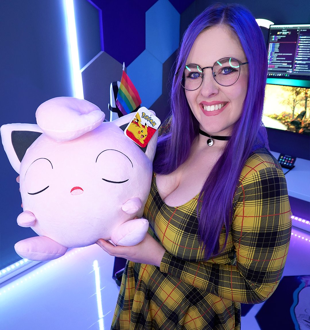 Just got the most amazing gift ever from <a href="/RageRex94/">RageRex94</a> 🌟 Thank you so much for all the Birthday gifts guys!

I'm live with Albion, Q&amp;A and Hero Wars #sponsored showcase twitch.tv/blueandqueenie