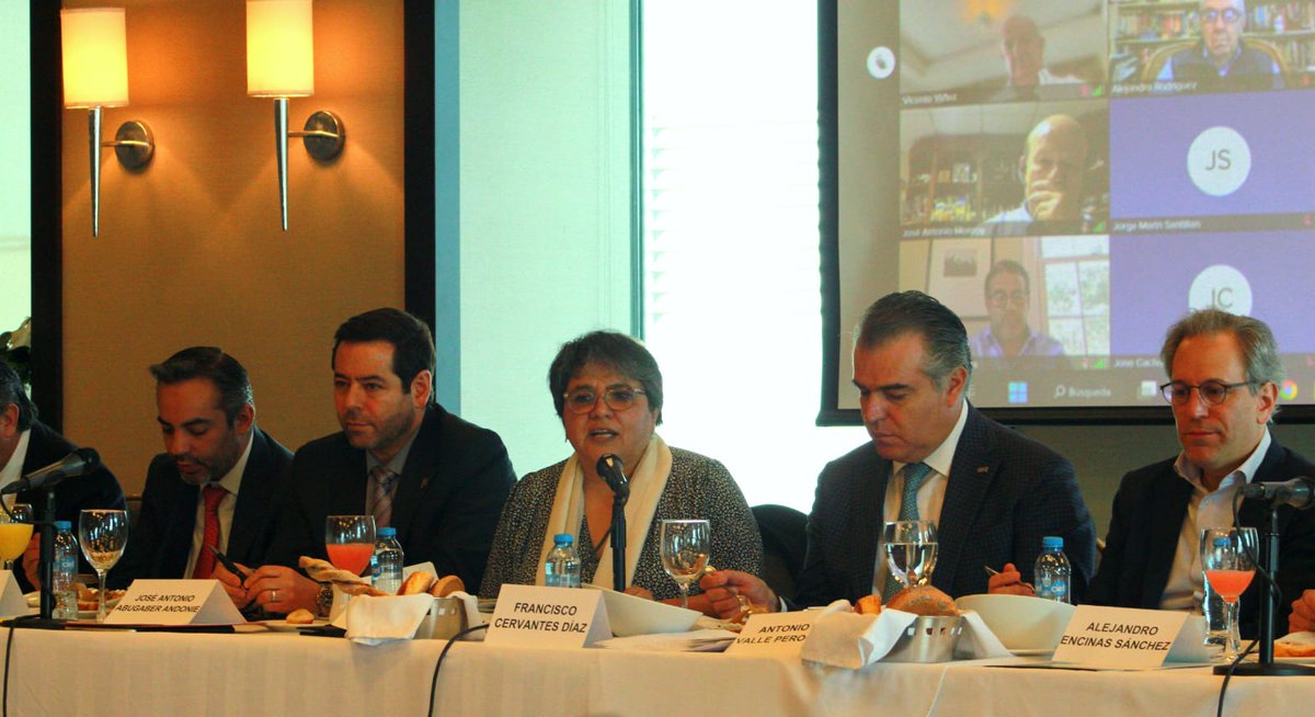 cceoficialmx's tweet photo. Hoy, en Consejo Nacional, @fcervantes5 junto a Presidentes de los organismos empresariales que integran el #CCE, recibieron a la Secretaria Raquel Buenrostro, y a los Subsecretarios @EncinasN y Luis Abel Romero. https://t.co/9Y7vljHdZM