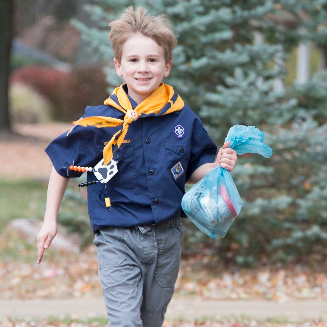 Don't forget, tomorrow is #ScoutingForFood pickup day! Scouts will be returning to neighborhoods to pick up your bags of food donations.
Or find the nearest drop-off location here: stlbsa.org/scouting-for-f…