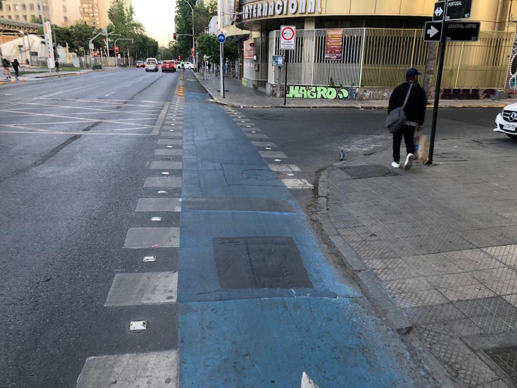 danielasuau's tweet image. Este es el motivo de mi alegría. Muy temprano, pedaleando por la ciclovía de Av. Portugal, me encontré con la grata sorpresa de que fue muy útil que informara a la Dirección de Tránsito de @Muni_Stgo, sobre el Ceda el Paso que estaba pintado en la ciclovía y que NO correspondía.