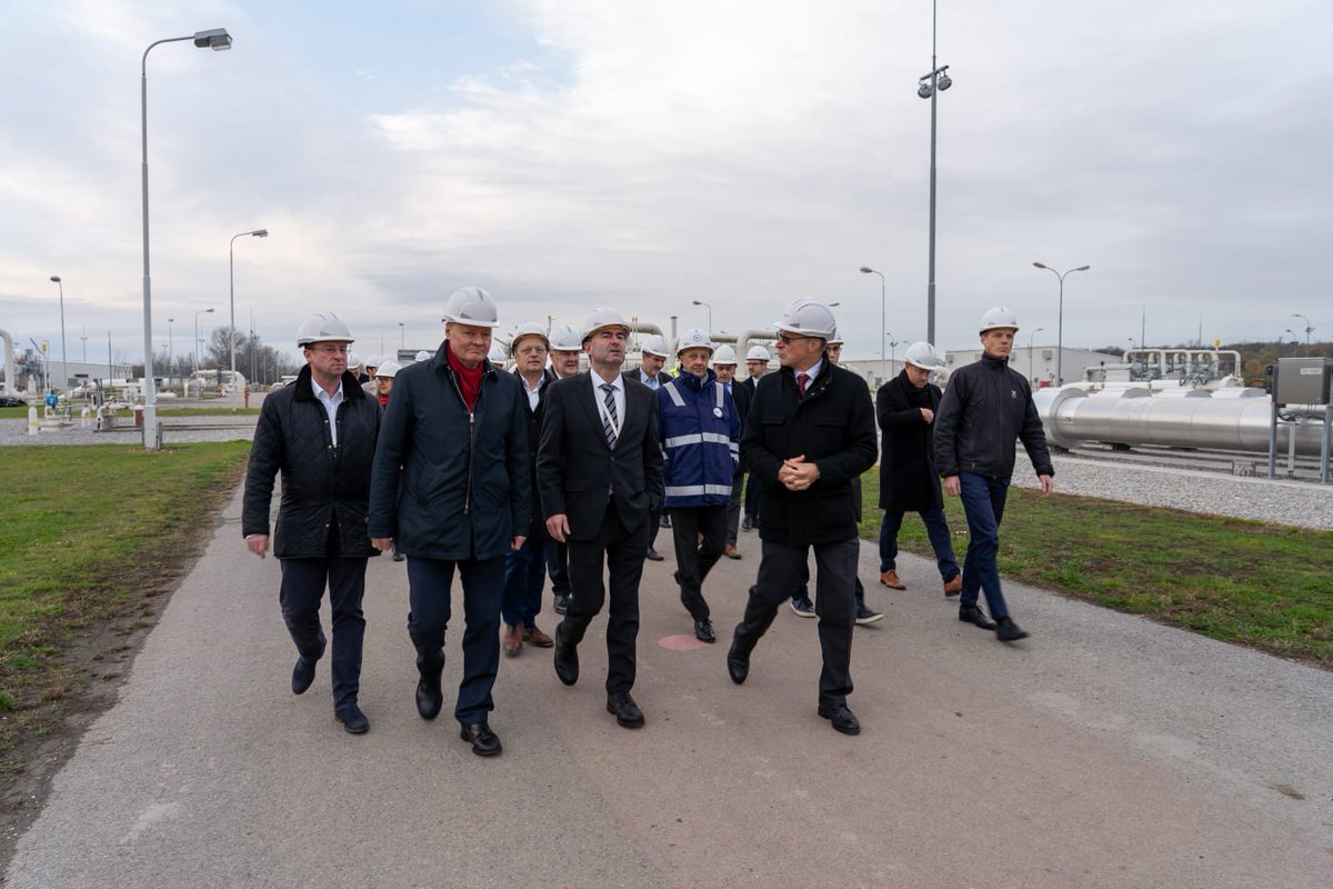 mkb_diplo's tweet photo. Besuch mit dem Bay. Wirtschaftsminister @HubertAiwanger bei d zentralen Erdgasverteilerstelle Europas #Baumgarten, 1st hand Information zur Nutzung vorhandener #Gaspipeline-Infrastruktur f #Wasserstoff.
Zukunftsperspektive für #Industrie, #Verkehr+#Haushalte i 🇦🇹+🇩🇪+🇪🇺. #BETD https://t.co/oI4aQvq6sw