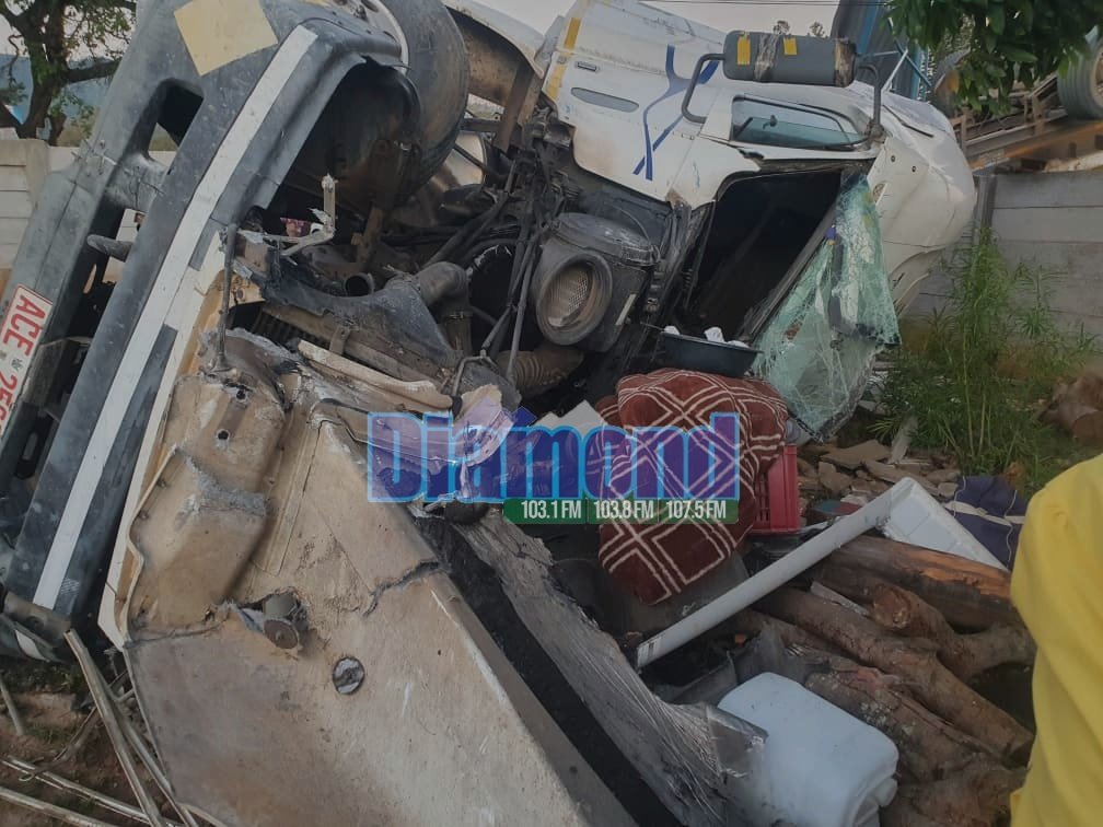 DiamondFMZim's tweet photo. JUST IN
Truck overturned and crashed into the perimeter wall of house number 1 utopia area at aerodrome road traffic cycle https://t.co/vdQ8WdzA7o