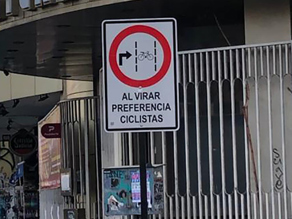 danielasuau's tweet image. Este es el motivo de mi alegría. Muy temprano, pedaleando por la ciclovía de Av. Portugal, me encontré con la grata sorpresa de que fue muy útil que informara a la Dirección de Tránsito de @Muni_Stgo, sobre el Ceda el Paso que estaba pintado en la ciclovía y que NO correspondía.