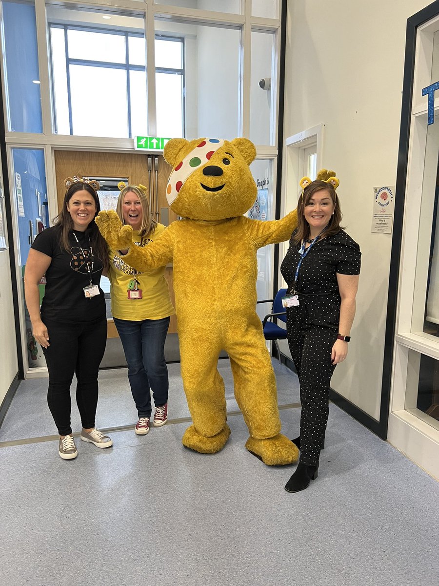 More excited than the children! #starstruck <a href="/ChiIdreninNeed/">ChildrenInNeed</a> #Pudsey <a href="/MrsIngramSTN/">Mrs Ingram - Fallin Primary School</a> @MrsPressSTN