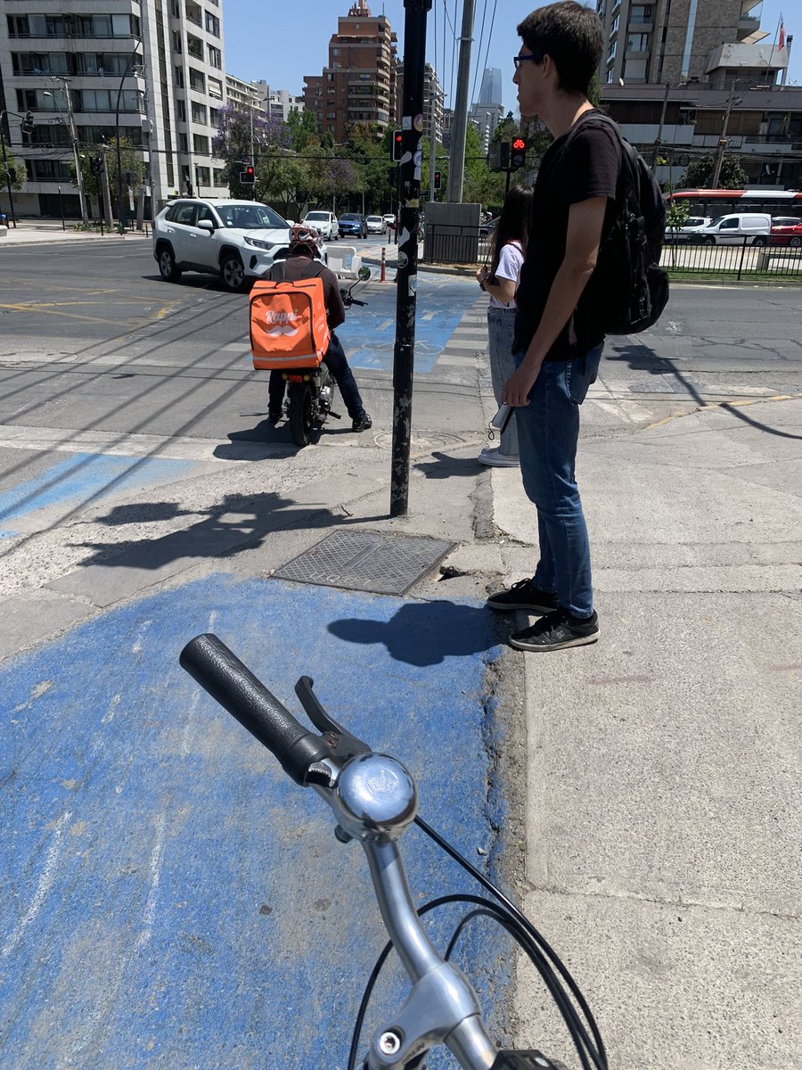Y a estos vehículos con motor sin patente, circulando por una ciclovía, ¿quien los regula? <a href="/MTTChile/">Ministerio de Transportes y Telecomunicaciones</a>