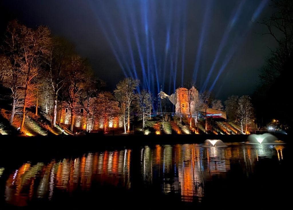 dpknlv's tweet image. 🇱🇻18. un 19. novembrī 18.00 - 23.00 tiekamies Dobelē - GAISMAS VĀRDI LATVIJAI!  Pļavas ielas terasē visu pasākuma laiku jūs gaidīs Street Food Latvia un Bergi.food uz siltiem dzērieniem un ēdieniem!