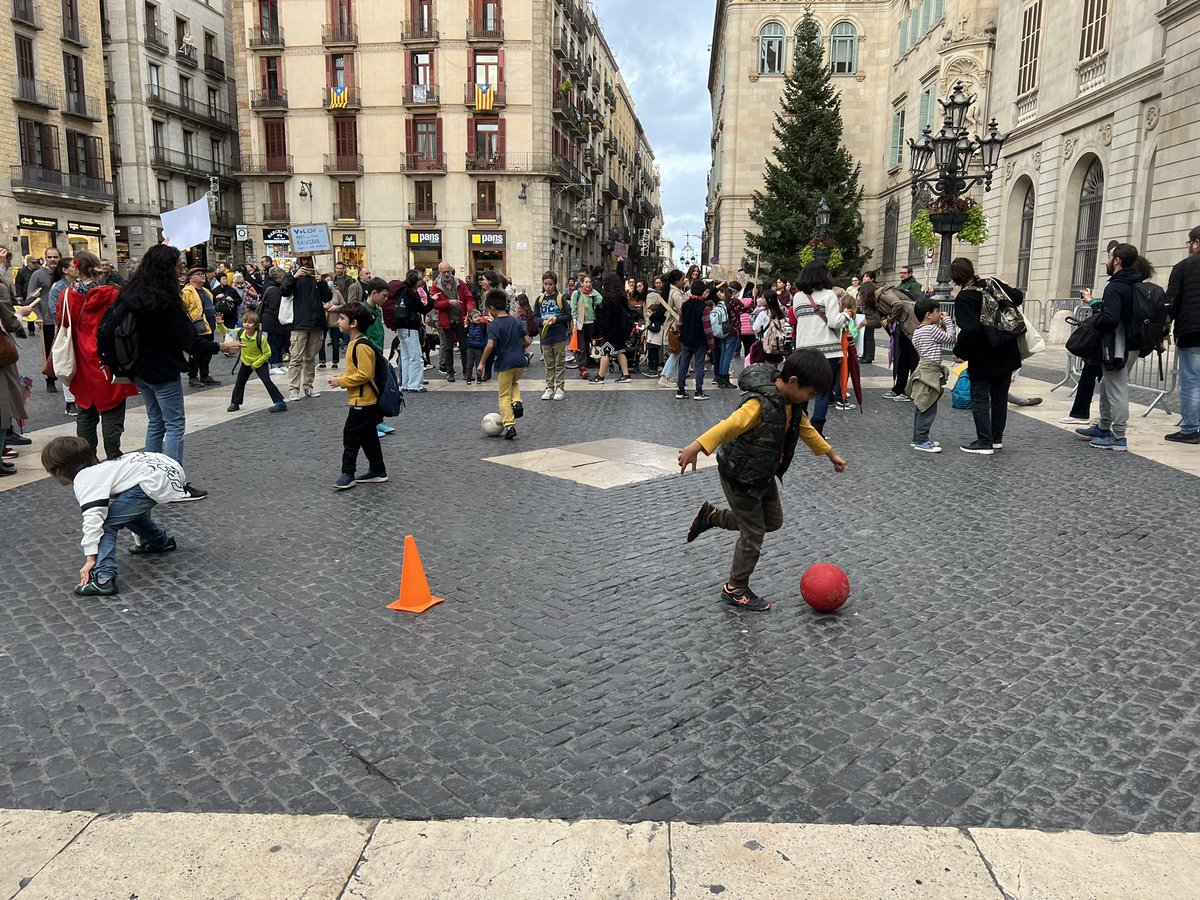 GassolMarina's tweet photo. La mainada de l’@escolabaixeras ho ha dit alt i clar:

VOLEM UN PATI DIGNE! 
ELS INFANTS TENIM DRETS!

Mes de 2 mesos després de prometre un pati net i segur tot segueix igual.
Prou paraules, calen fets!

On queden els compromisos adquirits per @Bcn_CiutatVella i @jrabassa? https://t.co/YsRIjETVca