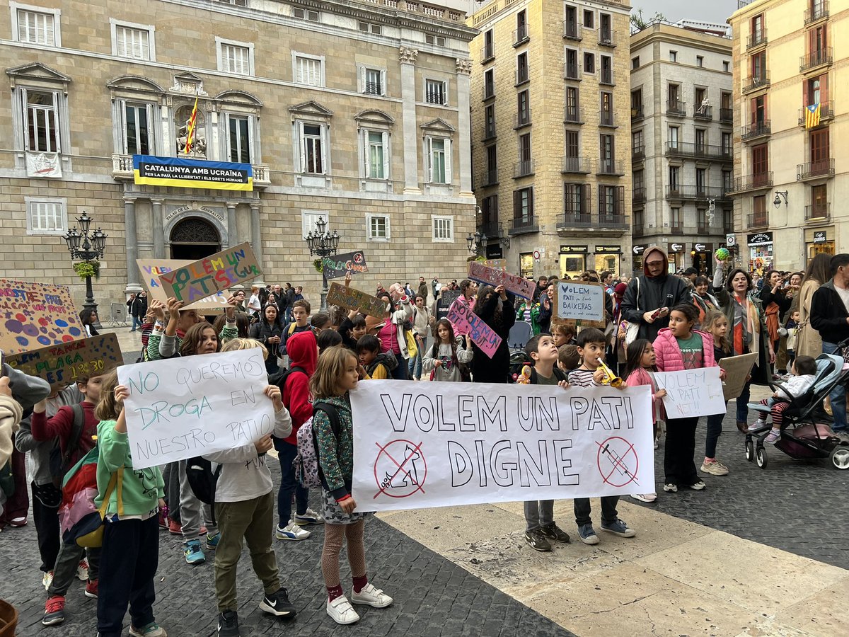 GassolMarina's tweet photo. La mainada de l’@escolabaixeras ho ha dit alt i clar:

VOLEM UN PATI DIGNE! 
ELS INFANTS TENIM DRETS!

Mes de 2 mesos després de prometre un pati net i segur tot segueix igual.
Prou paraules, calen fets!

On queden els compromisos adquirits per @Bcn_CiutatVella i @jrabassa? https://t.co/YsRIjETVca