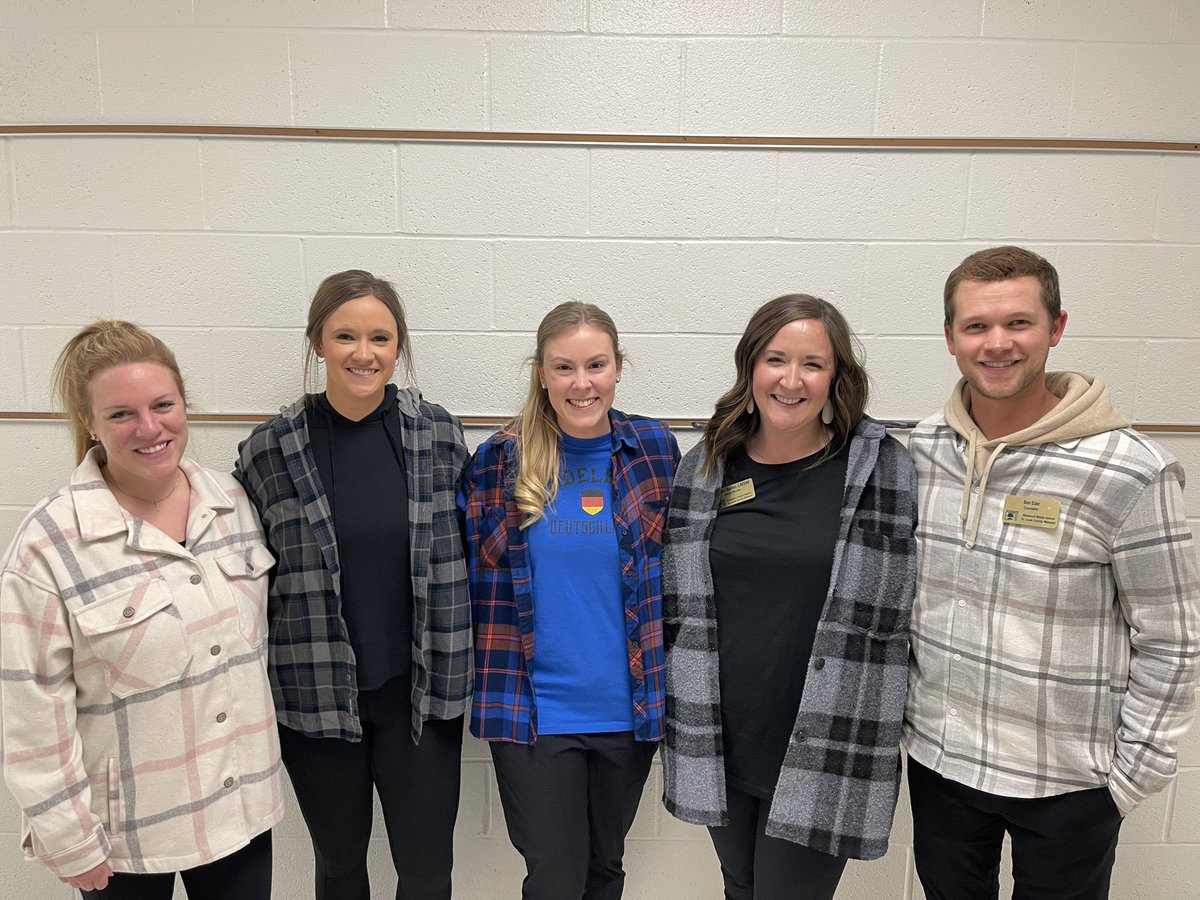 CounselorsatWMS's tweet photo. Twin day calls for cozy flannels on this chilly day ❄️ https://t.co/PmqZUPlpLK