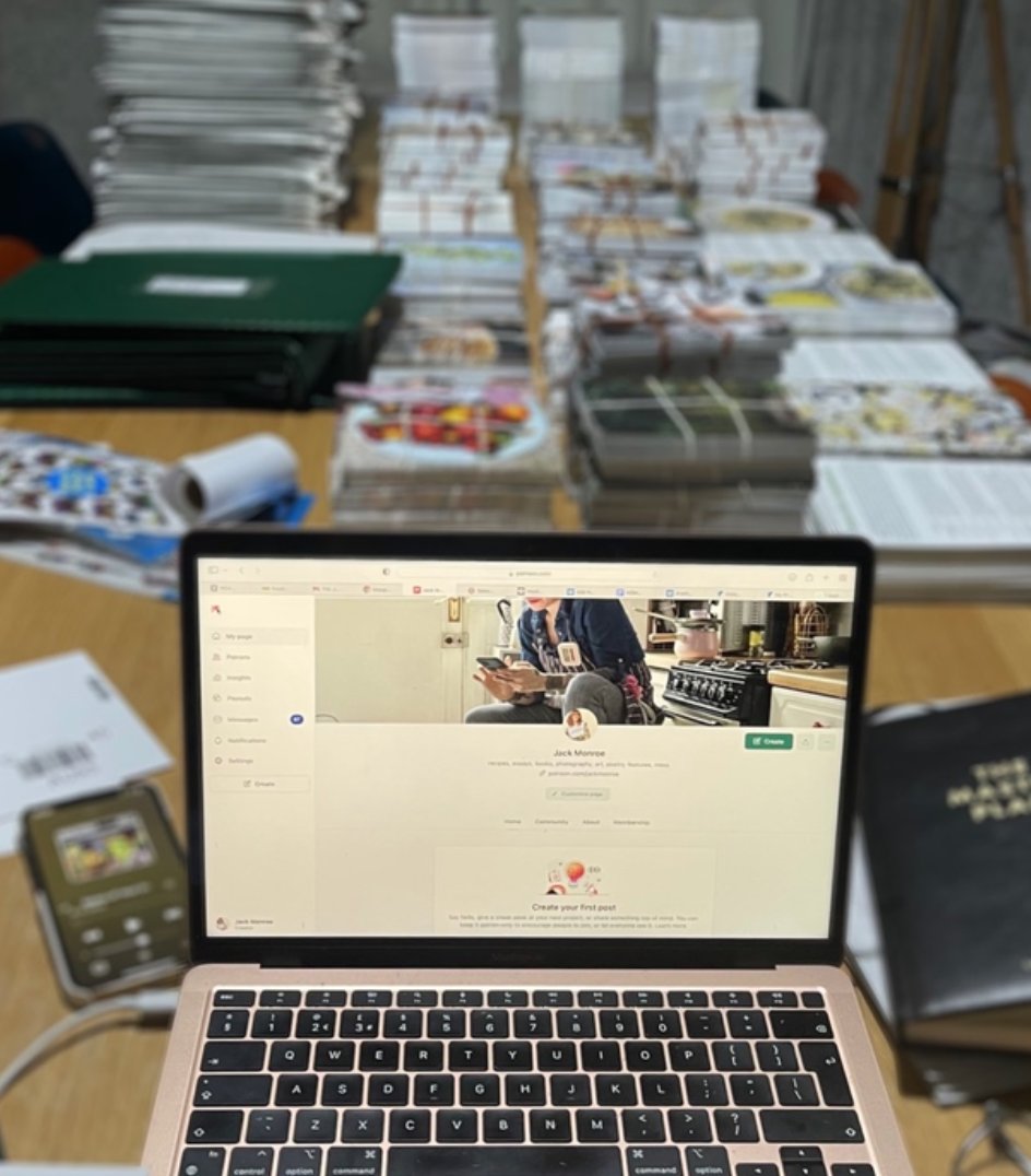 FromReaders's tweet photo. If Jack Monroe has sold/gifted the boardroom table (yes a 14 seater is a boardroom table, not a table for a family of 3 max in a shitty bungalow with an upstairs), what has she done with all the Patreon shit that was on it?
It's certainly not in the post.
#tablegate https://t.co/MUK9E8cdGi