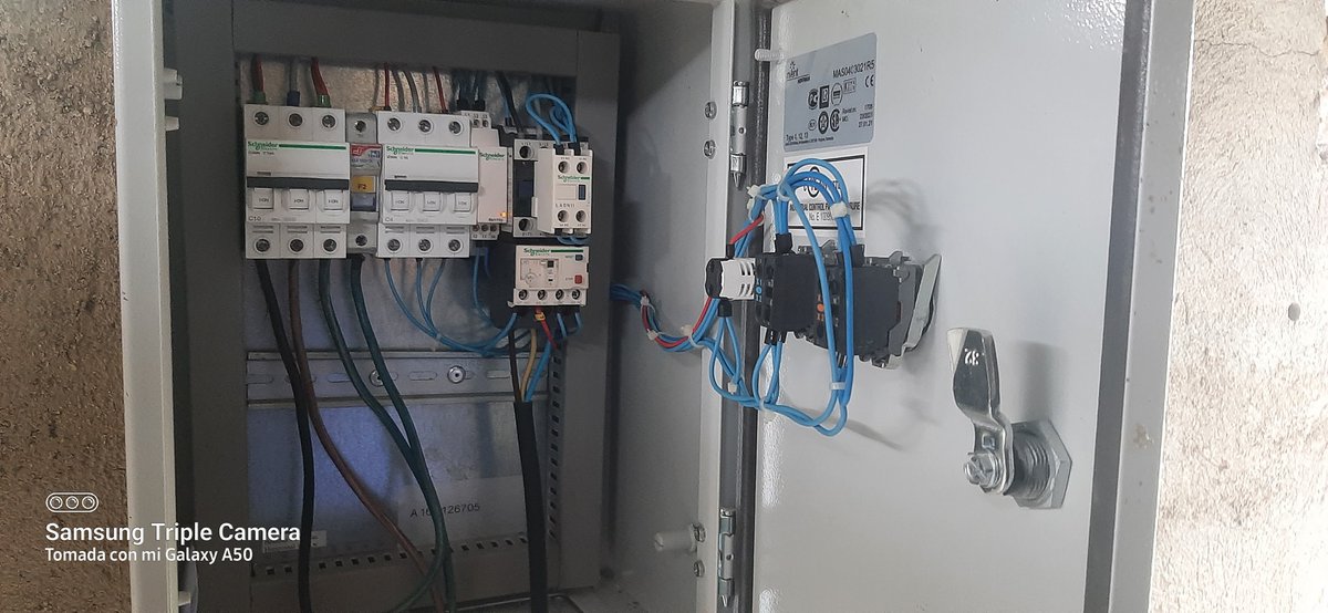 emrohabana's tweet photo. Especialistas de la Empresa Filial Panelec reparan la pizarra de bombeo de agua en uno de los edificios Pastorita en Cabaiguán. #EMROHab #Panelec #Cabaiguán #VamosXMás https://t.co/qv0XQrBad0