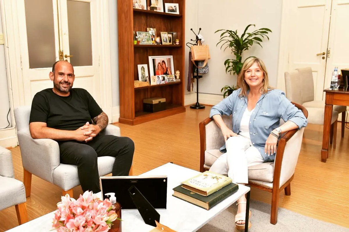 titosanzio's tweet photo. ¡Gracias ministra @CrisAlvarezRod por el afectuoso recibimiento junto a su equipo en el día de mi cumpleaños!🎂

Mantuvimos una reunión de balance de las obras que están en marcha y trabajamos sobre aquellas que están por comenzar. Además, abordamos problemáticas locales. https://t.co/VAxkviWKyW