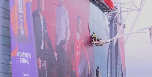 Manchester United'ı hedef alan açıklamaları sonrası Cristiano Ronaldo'nun stat dışında asılı olan posterinin kaldırılması gündeme oturmuştu. Bu hareketin nedeninin Portekizli yıldızın artık kulüple ilişkisinin kesildiği şeklinde yorumlanırken, gerçek ortaya çıktı. İngiliz devi...