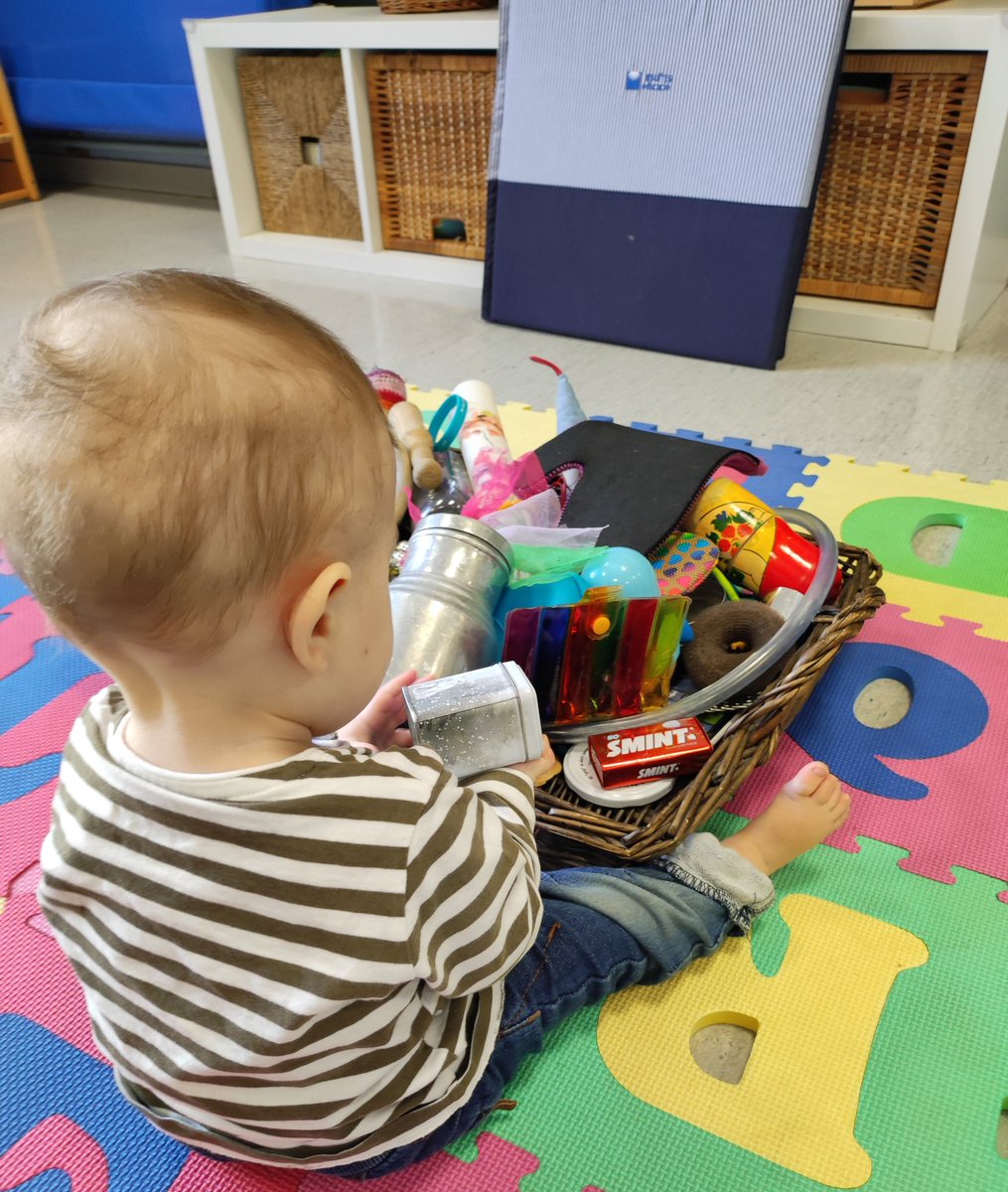 25Nur78's tweet photo. Las cestas de tesoros 
Una colección de diferentes objetos cotidianos que ofrecemos a los peques en una cesta. Deberemos elegir con mimo estos objetos, para que puedan responder a estimular cuantos más sentidos mejor.
@JesuitesEdu
#meencantamitrabajo
#misbombones
#JEStGervasi https://t.co/wnIi6k2RiF