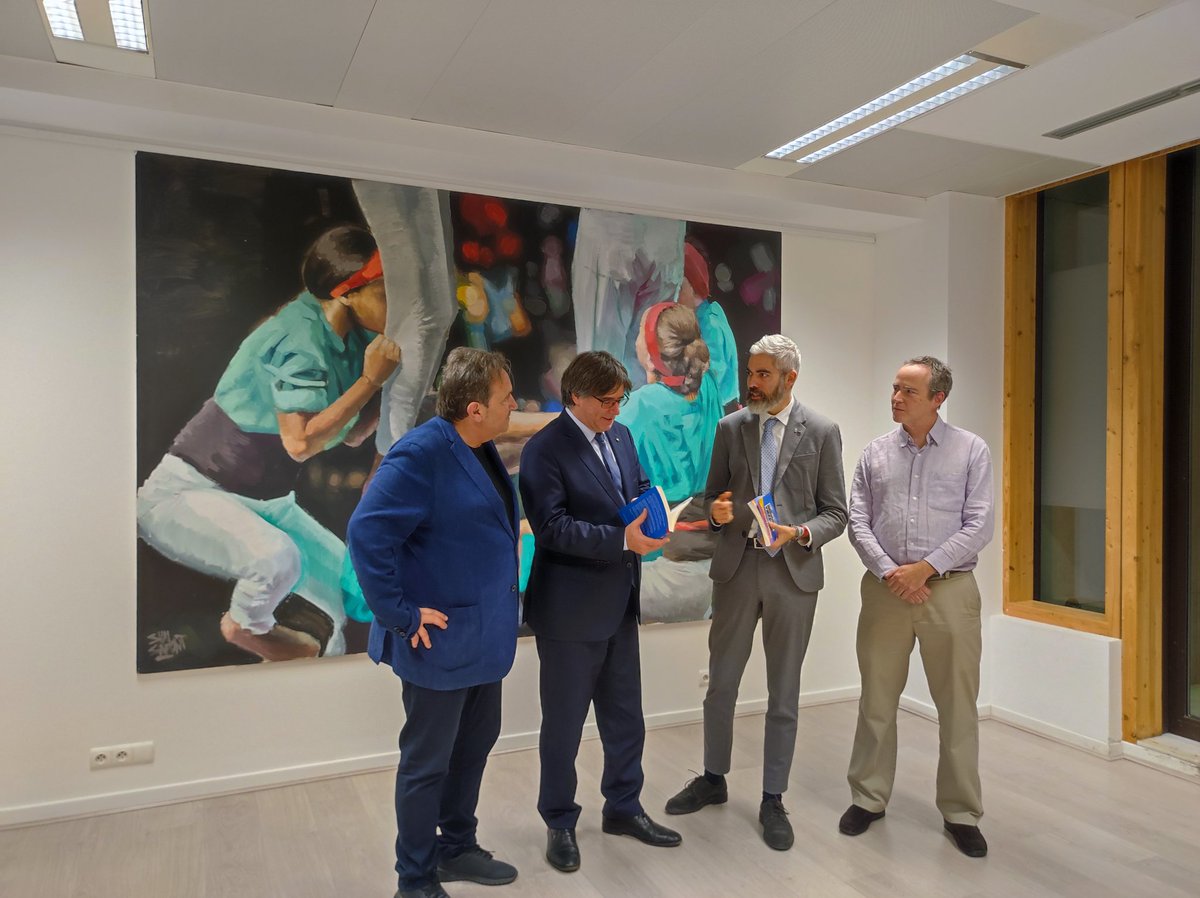 Catalonia_EU's tweet photo. ⚽ El delegat @ignasics ha rebut el president @KRLS, el periodista #SalvaTorres i #XavierGamper, que aquesta tarda presenten el llibre "Barça i Catalunya. Temps de foscor" a l'Espai.

El treball repassa la trajectòria del @FCBarcelona_cat durant la guerra civil i la dictadura. https://t.co/qJVj3llCri