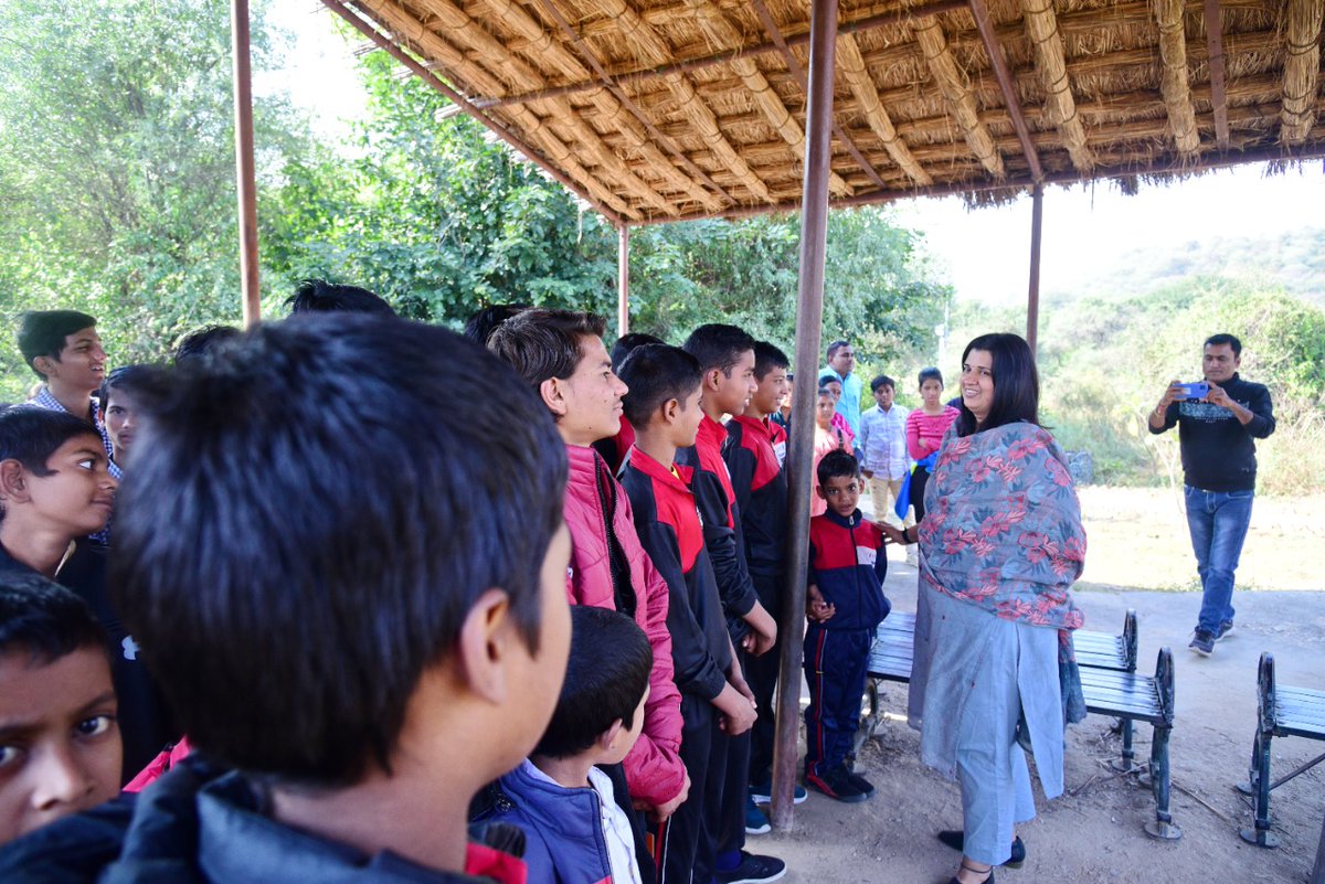 rscpcr's tweet image. बाल सप्ताह अंतरगत आज नाहरगढ़ जैविक उद्यान में बाल गृह के बच्चों को भ्रमण करवाया..
आयोग अध्यक्ष श्रीमती संगीता बेनीवाल द्वारा कार्यालय से हरी झंडी दिखाकर बसों को रवाना किया।
@RajCMO
@SangeetaBeniwa3 
@SangeetaGarg_ 
@shiv_naga 
@nusratajm