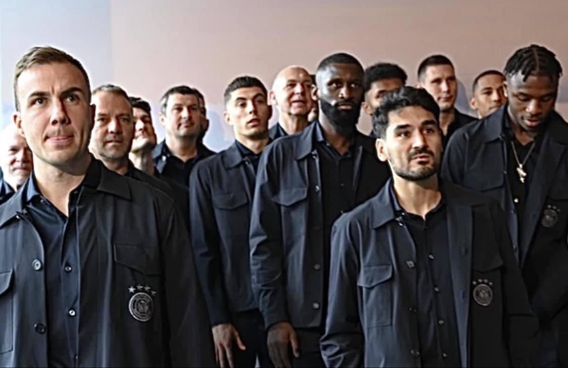 mortalhope1's tweet photo. Die Jungs von la Mannschaft (@DFB_Team) sehen aus wie Knackis in einem Endzeitfilm. https://t.co/PxLWYyKYHj