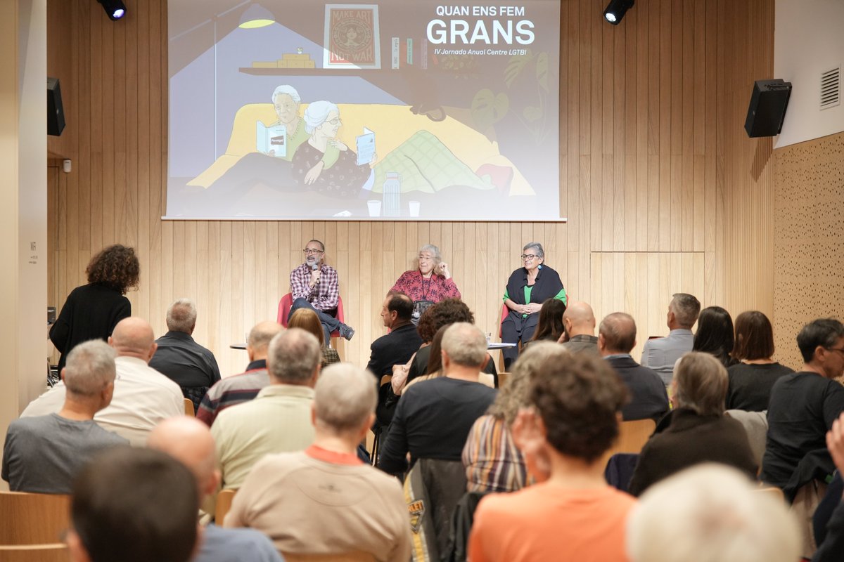 🧵Conclou la primera taula rodona de la #IVJornadaAnual del <a href="/BarcelonaLGTBI/">Centre LGTBI de Barcelona</a>  amb els testimonis de Núria Casals i Norma Mejía sobre els reptes que travessen les persones LGTBI en fer-se grans.
📸<a href="/MPerezSantos/">Marta P. Santos</a>