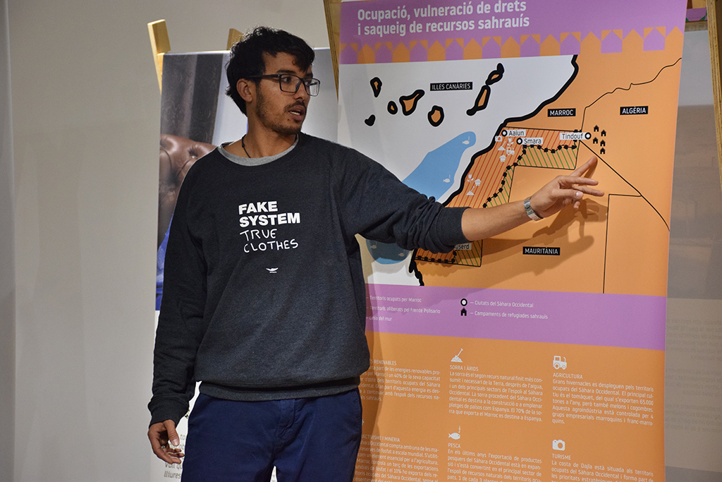 RadioMontornes's tweet photo. 🇪🇭 Quina és la situació de les dones sahrauís dels campaments de refugiats/des i dels territoris ocupats del Sàhara Occidental i la diàspora? Trobareu les respostes a l'exposició #Wangala i a l'entrevista amb @Leehbiib, a @LMRMONTORNES.

▶️ https://t.co/fg1hHOJPid https://t.co/By09Oc54S6