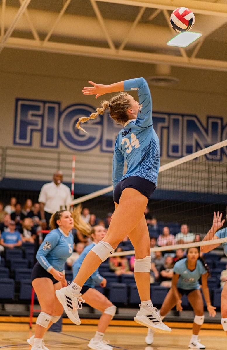 krisawinter's tweet photo. Kudos to @UrbandaleCSD alumn Meredith Umland as she plays in the #NAIA Women's Volleyball Championship this weekend along with her talented teammates and the Fighting Bees of St. Ambrose University! #GoBees! https://t.co/SVjNY07yDw