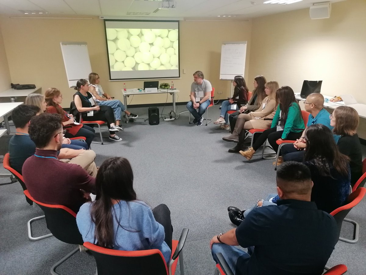 SEMG_ES's tweet photo. Los médicos residentes que asisten a la Jornada de presencial de formación en #dolorcrónico se han dividido en diferentes grupos para asistir y aprender de una forma más personalizada en los diferentes talleres programados 

@Grunenthal_es
@DolorPuntoCom
@Euroforum_ES
#dolor https://t.co/NmN14GNxwQ