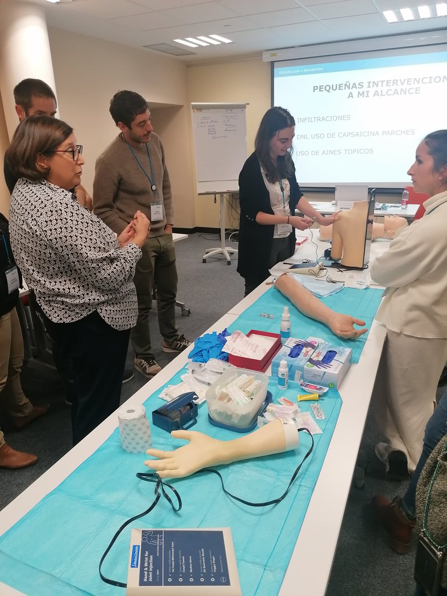 SEMG_ES's tweet photo. Los médicos residentes que asisten a la Jornada de presencial de formación en #dolorcrónico se han dividido en diferentes grupos para asistir y aprender de una forma más personalizada en los diferentes talleres programados 

@Grunenthal_es
@DolorPuntoCom
@Euroforum_ES
#dolor https://t.co/NmN14GNxwQ