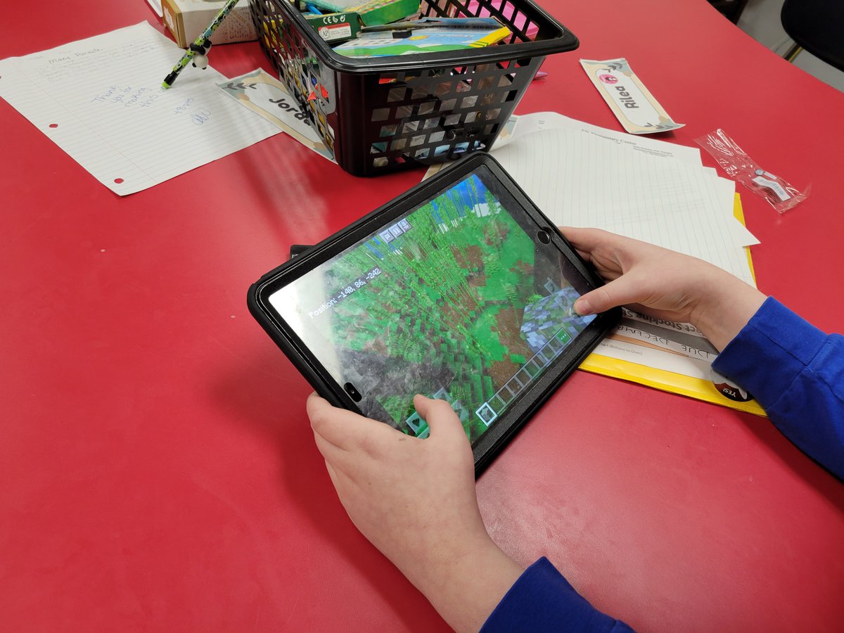 melthornhill's tweet image. 5th-grade students at Elk Center were using Minecraft today to help solve area and perimeter problems. #kcslearning2020
