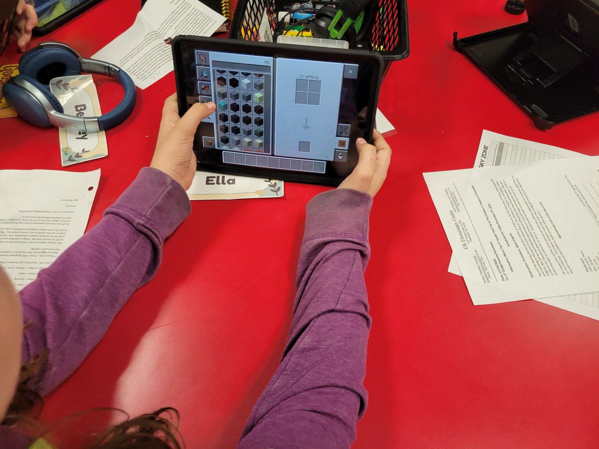 melthornhill's tweet image. 5th-grade students at Elk Center were using Minecraft today to help solve area and perimeter problems. #kcslearning2020