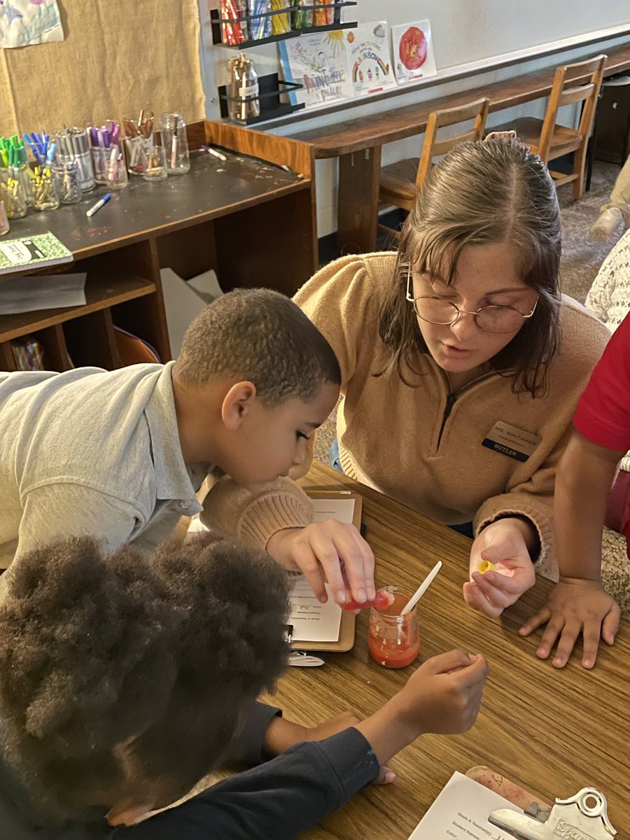 ms_whitaker23's tweet photo. Our Block A class had the wonderful opportunity to help out with project work over color with @_Ms_Meredith's class this past Wednesday! The students were so welcoming and and it was amazing to explore and learn alongside them💙 https://t.co/ThPb7dyIOn