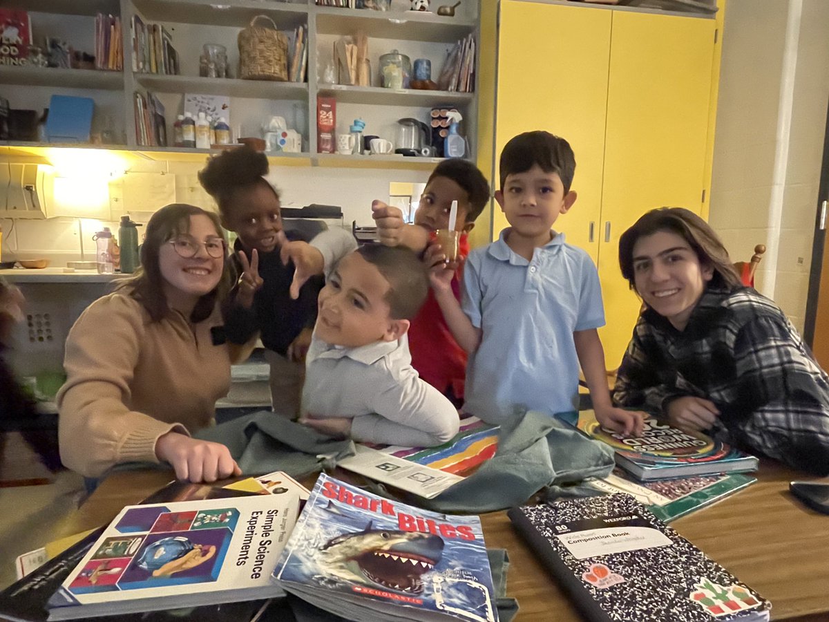 ms_whitaker23's tweet photo. Our Block A class had the wonderful opportunity to help out with project work over color with @_Ms_Meredith's class this past Wednesday! The students were so welcoming and and it was amazing to explore and learn alongside them💙 https://t.co/ThPb7dyIOn