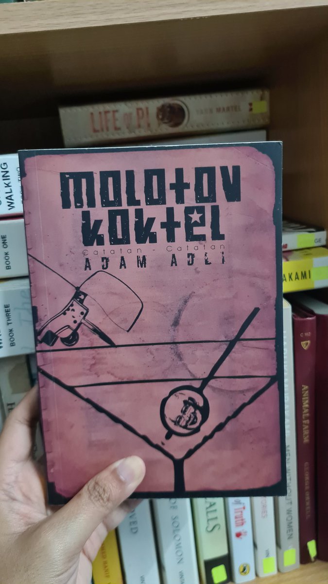 iranadhirah's tweet photo. Kalau bawak buku ni obvious sangat ke?
#undisatu
#kitaboleh
#p137
#hangtuahjaya https://t.co/M7hD4pHlRo