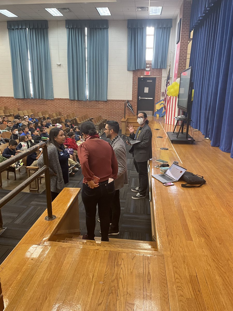 GTorresRdz's tweet photo. #ParPride #GoBulldogs Thanks to our awesome #Admin Team for watching our students to give us extended lunch. https://t.co/bDDRDrYhCt