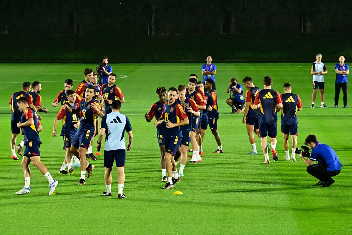 fifaworldcup_es's tweet photo. ¡𝙋𝙞𝙘𝙤 𝙮 𝙥𝙖𝙡𝙖, 𝙢𝙚𝙪! ⛏️

🇪🇸 @SEFutbol entrenó por primera vez en su nueva casa rumbo a la Copa Mundial. https://t.co/4N3A5hMbMx