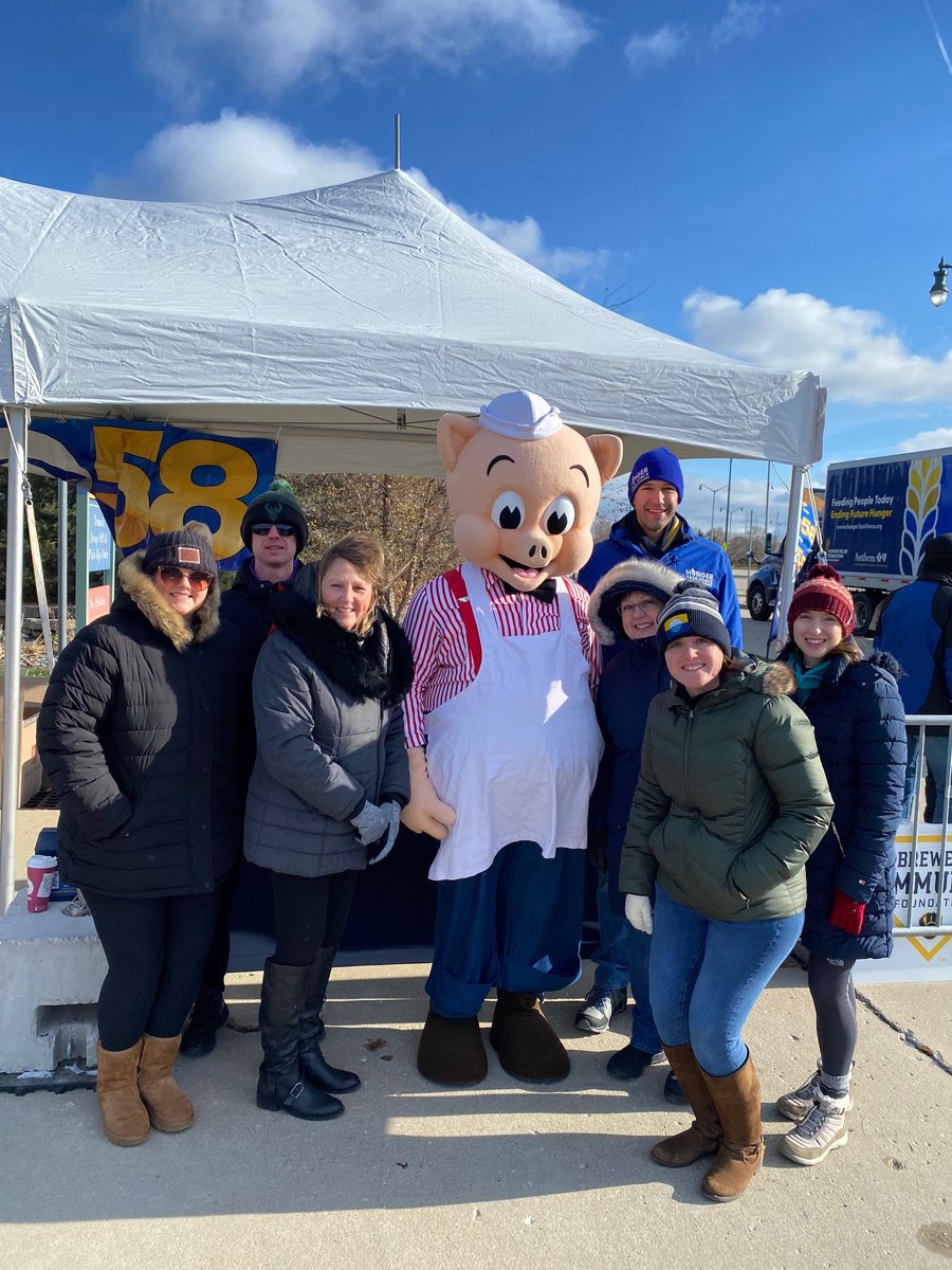 SVAcompanies's tweet photo. SVA employees proudly helping with the Hunger Task Force Food Drive. Deadline for dropping off donations is 6 PM, so still time to get to American Family Field and help those in need!
#hungertaskforce #fooddonations #food #help #sva https://t.co/4EC0S9go9C