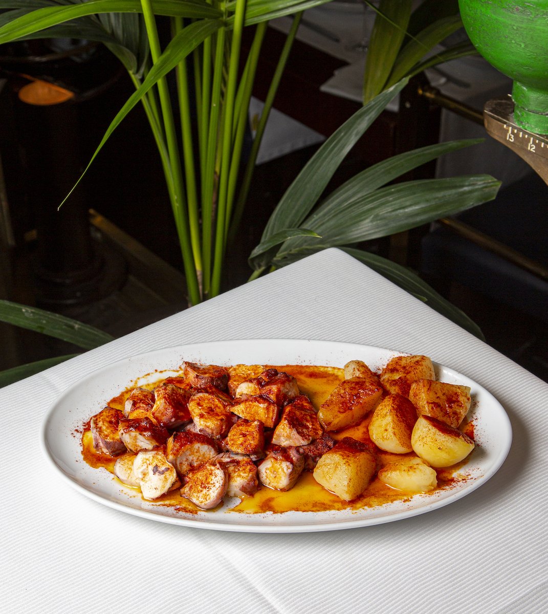 RestElTelegrafo's tweet photo. La receta más clásica y deliciosa de pulpo hervido con aceite y pimentón la encuentras en nuestra carta y también como una opción ideal en algunos de nuestros menús de grupo. https://t.co/B9a0PmqKVE