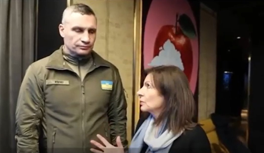 mtwit75's tweet photo. "À l'étranger, #AnneHidalgo est reçue comme un chef d'État, elle dirige la capitale, donc elle énerve la macronie", explique sa nouvelle adjointe Lamia El Aaraje.
https://t.co/CaTITCIEMA https://t.co/gAM2KfZ2iC