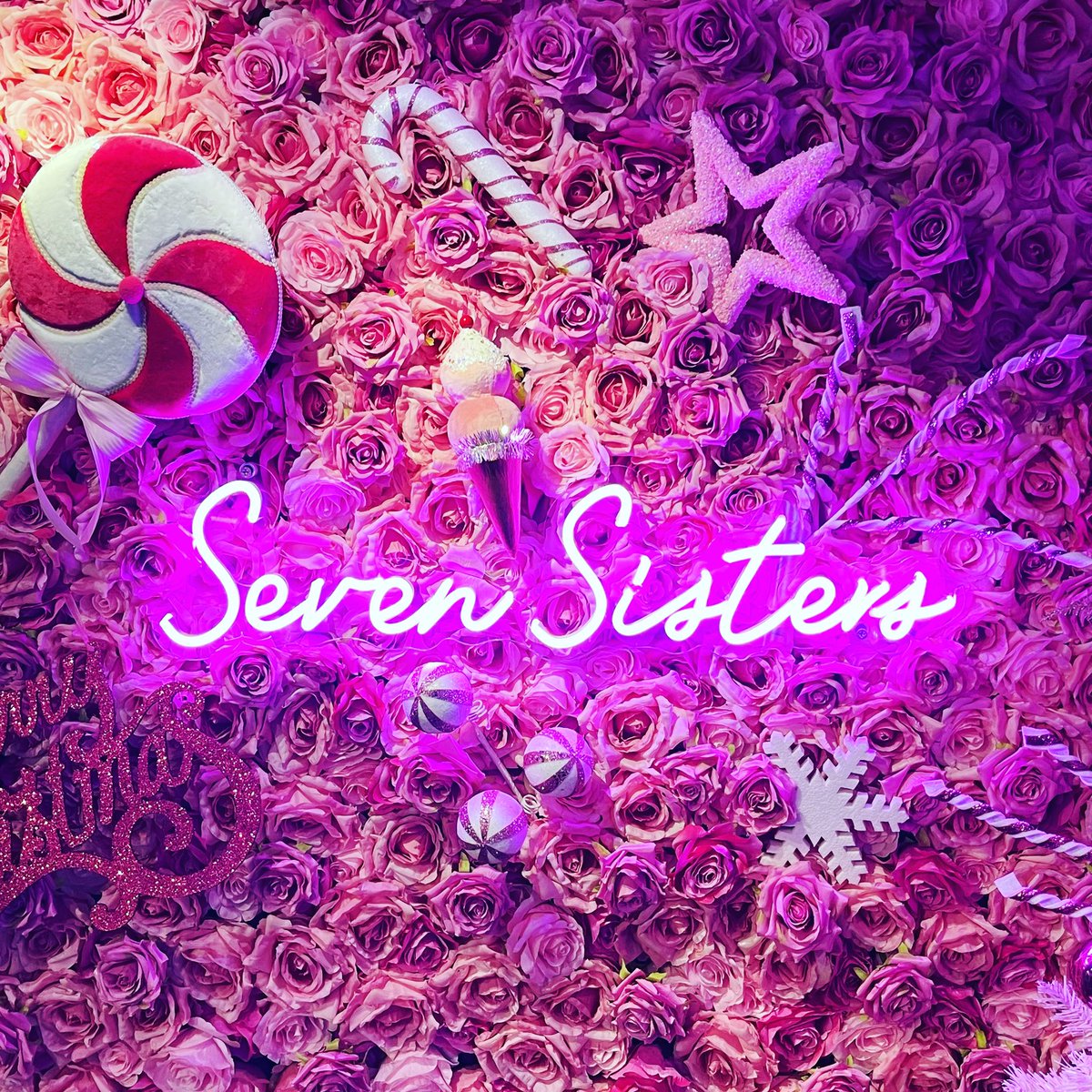 💖PINKMAS VIBES HAVE ARRIVED
🍭We’re so excited for you too see our decs this year 
💖We’ve definitely gone all out pink 
🍭There’s lots of new festive treats available from tomorrow
#pinkmas #pinkpinkpink #icecreamfarm #instacafé #festiveicecream #candycanechristmas #knutsford