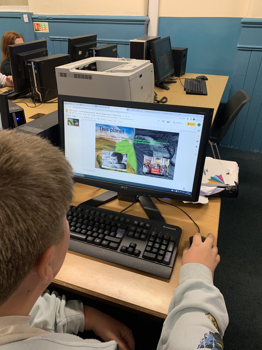 Gwyddydo's tweet photo. 7 Ffrancon yn cymryd rhan yn y @TheWorldsLesson bore ‘ma yn creu ffeithlun am ddata’n ymwneud â’r #GlobalGoal o gael Addysg o Ansawdd. 7 Ffrancon being #factivists this morning creating infographics to encourage action for #QualityEducation for all #SDG4 @DyffrynOgwen https://t.co/IPNMoDQvD3