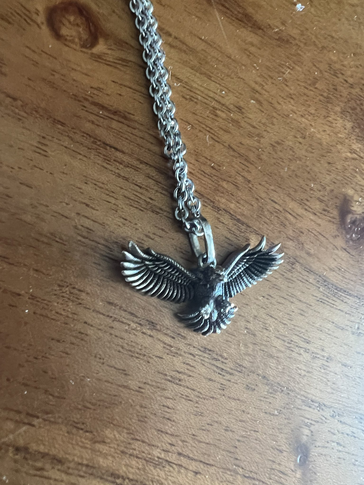 Amuleto que Nicolas Prattes disse ter ajudado (Reprodução)