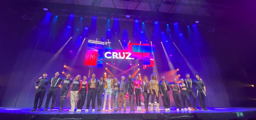 EnPlatea's tweet photo. Hoy hemos estado en el pase gráfico de CRUZ DE NAVAJAS, espectáculo que puede verse a partir de hoy en la Cúpula de las Arenas de #Barcelona. Estreno oficial el 22/11: https://t.co/zPAqrkG7yC #CruzDeNavajasMusical #TributoMecano https://t.co/cdQZIoBc0h
