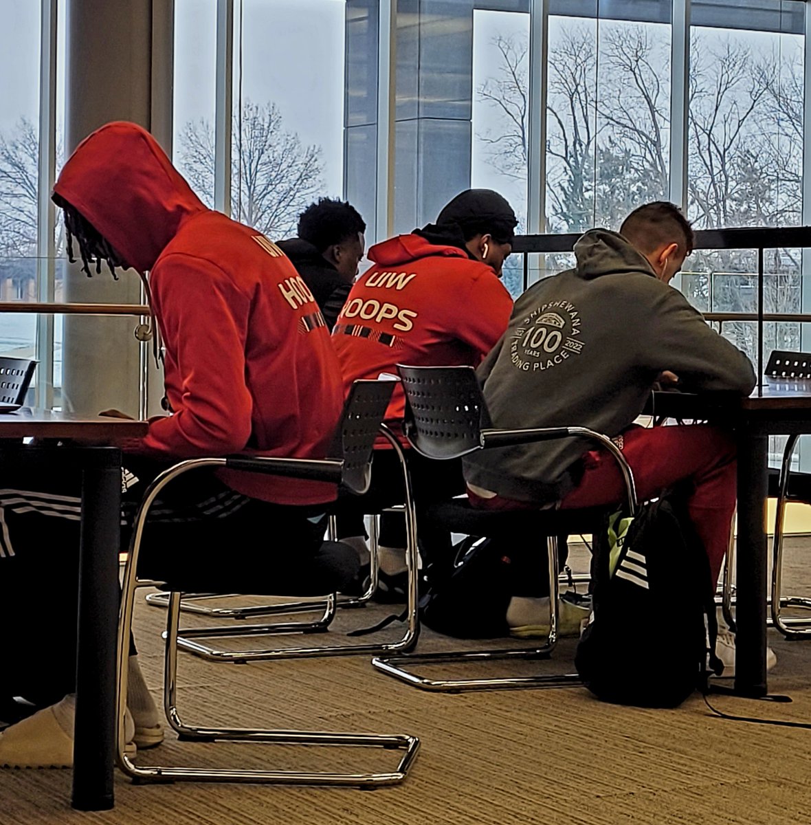 CarsonJames43's tweet image. Gr8 Region weather (I luv it) greeting the  Incarnate Word men&apos;s basketball squad - study hall @ValpoU - in the beautiful library, upgraded since @chrisartis5 was hitting the books &amp;amp; bankshots at Valpo.  Word Up.