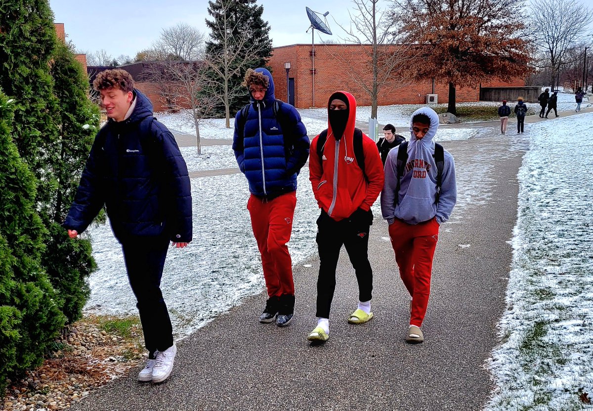 CarsonJames43's tweet image. Gr8 Region weather (I luv it) greeting the  Incarnate Word men&apos;s basketball squad - study hall @ValpoU - in the beautiful library, upgraded since @chrisartis5 was hitting the books &amp;amp; bankshots at Valpo.  Word Up.