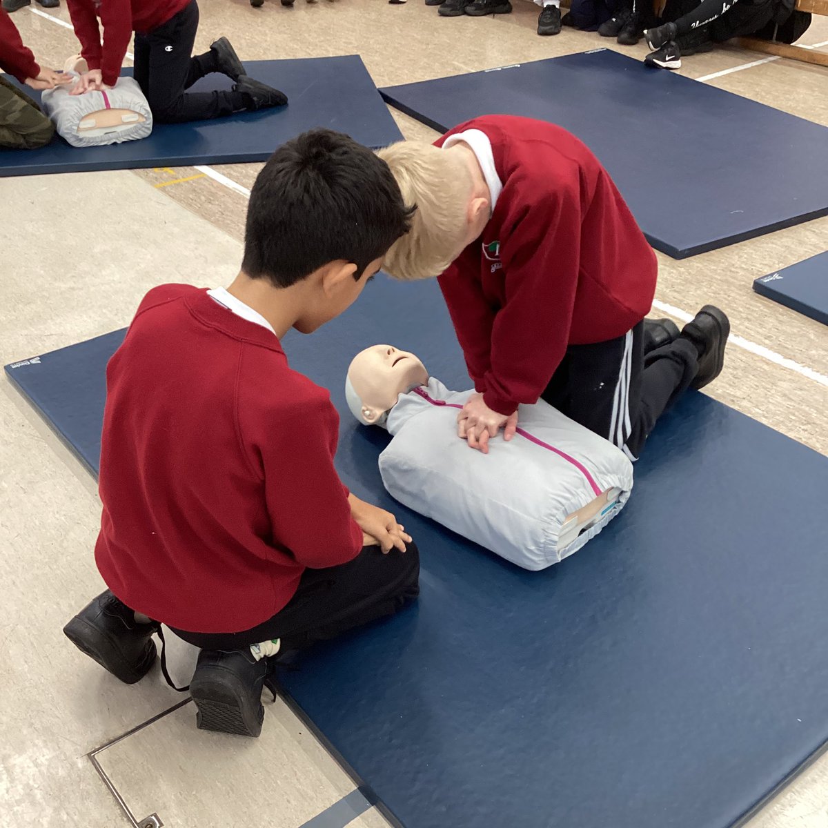 Alderton_Jun's tweet photo. Shephard and Gunnell class took part in a hands-on First Aid workshop. They learned how to manage critical situations that involve clearing an airway, the recovery position, administering CPR and using a defibrillator. What a mature and capable bunch!! #DrABC #lifesavers https://t.co/8B58xA8j46