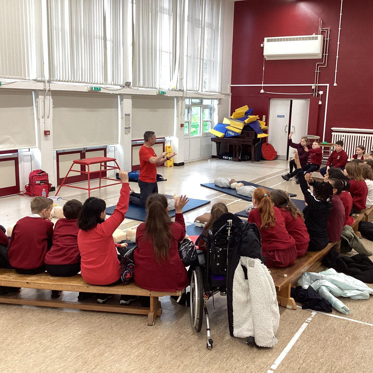 Alderton_Jun's tweet photo. Shephard and Gunnell class took part in a hands-on First Aid workshop. They learned how to manage critical situations that involve clearing an airway, the recovery position, administering CPR and using a defibrillator. What a mature and capable bunch!! #DrABC #lifesavers https://t.co/8B58xA8j46