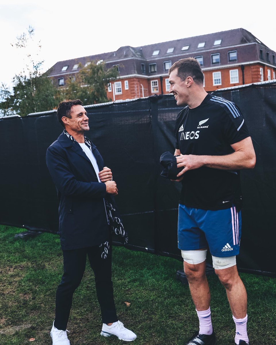 AllBlacks's tweet photo. Bumped into a legend at training today 🤝

@DanCarter 🫡 https://t.co/tVmm40b1gC